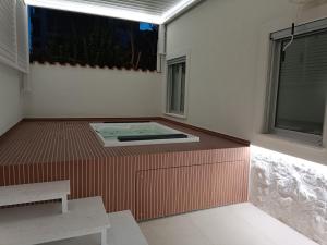 una vasca idromassaggio in una camera con finestra di I Limoni ad Alghero