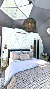 1 dormitorio con 1 cama grande en una tienda de campaña en Natures Dome @SmokyMountain, en Sylva
