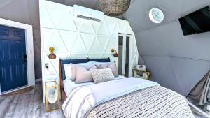 1 dormitorio con 1 cama con cabecero blanco en Natures Dome @SmokyMountain, en Sylva
