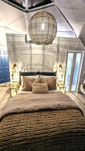 1 dormitorio con 1 cama grande en una habitación con techo en Natures Dome @SmokyMountain, en Sylva