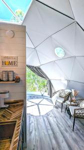 una sala de estar con un gran techo blanco en Natures Dome @SmokyMountain, en Sylva