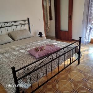 B&b da Tommy Casa Vacanze في Alseno: سرير ومخدة وردية عليه في غرفة