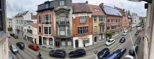 une rue de la ville avec des voitures garées devant les bâtiments dans l'établissement Ces Home Centrum, à Gand