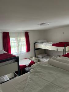ポドゴリツァにあるSnezaの二段ベッド3組、窓が備わる客室です。