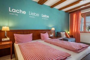 Ein Bett oder Betten in einem Zimmer der Unterkunft Obst- Ferienhof Ragg
