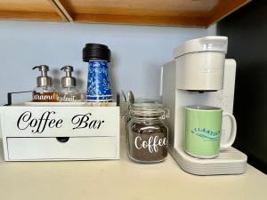 ein Kaffeebar-Schild neben einer Kaffeemaschine auf einer Theke in der Unterkunft Oceanfront 2BR King Suite Atlantica Resort in Myrtle Beach + 27 Fotos