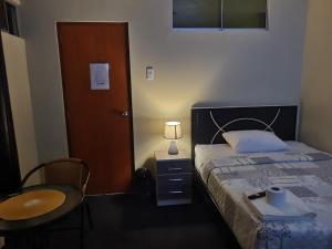 Un pat sau paturi într-o cameră la Habitaciones en Chimbote