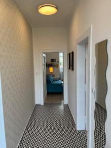un pasillo con una habitación con una cama azul en una habitación en Orechovka Apartment, en Praga