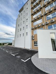 ein leerer Parkplatz vor einem Gebäude in der Unterkunft Studio apartman M in Posušje