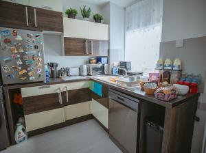 Кухня или мини-кухня в Nairn View Guest House
