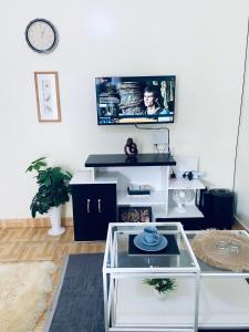 En tv och/eller ett underhållningssystem på Apartment cosy