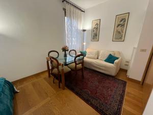 a living room with a table and a couch at Piazza del Popolo - Attico in Rome