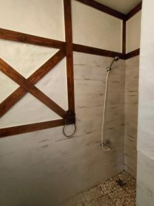 prysznic w pokoju z drewnianym sufitem w obiekcie Pokoje Gościnne Skalnik w mieście Kostrzyn nad Odrą