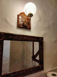 lustro na ścianie ze światłem w obiekcie Pokoje Gościnne Skalnik w mieście Kostrzyn nad Odrą