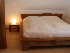een slaapkamer met een bed met een lamp op een tafel bij Holiday apartment Quellenhof in Glashagen