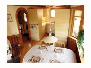 Habitación pequeña con mesa y cocina en Holiday home by the lake, en Tived