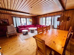 un soggiorno con un tavolo e un divano rosso di Sälentoppen a Sälen