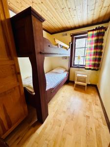 una camera con due letti a castello in una casa di Sälentoppen a Sälen