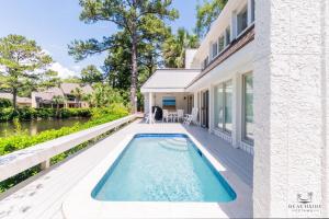 una piscina en una terraza junto a una casa en 32 Windjammer Court, en Hilton Head Island