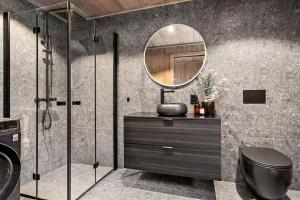 a bathroom with a sink and a mirror at Hytte med fjellutsikt til nydelig natur in Sogndal
