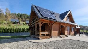 una casa con paneles solares en el techo en Dom u Julii Bieszczady, en Ustrzyki Dolne