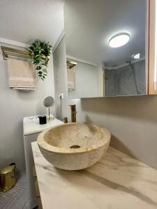 een badkamer met een grote stenen wastafel op een aanrecht bij Fterna Apartment in Perea