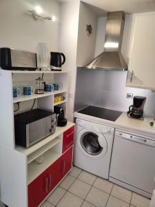 Kuchyňa alebo kuchynka v ubytovaní Appartement 2 Pièces avec une grande terrasse, 3 étoiles, Wifi, Box pour véhicule et vélos