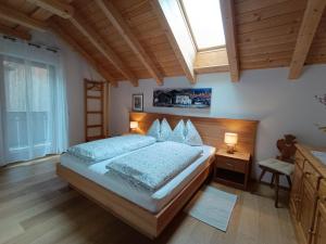 - une chambre avec un grand lit et une lucarne dans l'établissement Masches-chalet, à Funes