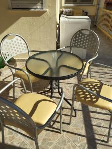 mesa, 4 sillas, mesa y sillas en Marios House 2, en Xanthi