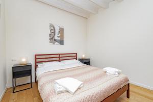 ein Schlafzimmer mit einem großen Bett mit zwei Nachttischen in der Unterkunft CityLife in Bergamo