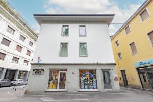 ein weißes Gebäude mit einem Ladefenster auf einer Straße in der Unterkunft CityLife in Bergamo
