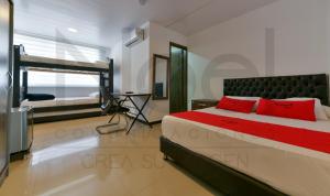 sypialnia z dużym łóżkiem z czerwonymi poduszkami w obiekcie EL GALY SU HOTEL FAMILIAR w mieście San Andrés