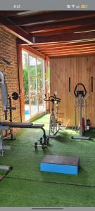 Un gimnasio con varios equipos de ejercicio en una habitación. en Blue Apart 2, en Puerto Rico