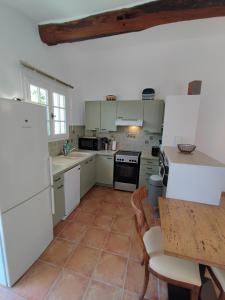 A kitchen or kitchenette at Petite maison de Charme à Grasse