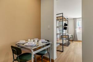 a dining room with a table and chairs at Musgo by Homi Rent in Laborcillas
