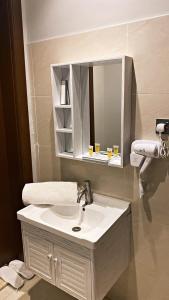 Bathroom sa أضواء الشرق للشقق الفندقية Adwaa Al Sharq Hotel Apartments