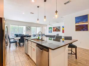 een keuken met een spoelbak en een aanrechtblad bij Experience Villa 12-Bed Vacation Haven BV368 in Kissimmee