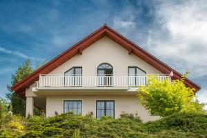 SieprawNoclegi Bajama的一座带有复式屋顶的白色房子