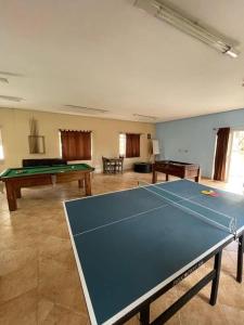 a large room with a ping pong table in it at Pousada Terra do Saber in Franco da Rocha