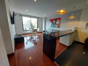 sala de estar con barra y comedor en Suites and Apartments Bogotá, en Bogotá