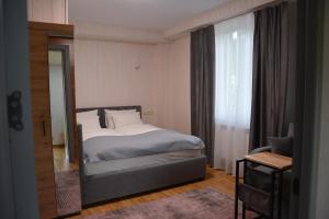 sypialnia z łóżkiem i oknem w obiekcie Bukovets' w Jaremczach