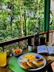 Las Arrieras Nature Reserve and Ecolodge في Horquetas: طبق من طعام الإفطار مع البيض والخبز المحمص على الطاولة