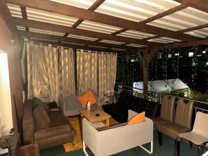 基森的住宿－Modernes und stilvolles Zimmer mit großer Terrasse neben dem Bahnhof，客厅配有沙发、椅子和桌子