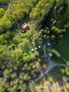 una vista aérea de una casa en el bosque en Camping Federico Farm, en Pontremoli