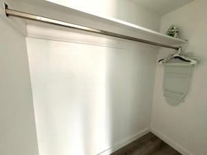 Foto Honolulus asuva majutusasutuse Ilikai Apt 1822-2BR2BA Modern Unit with Ocean &Harbor Views No resort fees galeriist