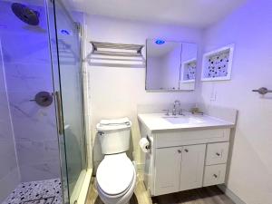 Vannituba majutusasutuses Ilikai Apt 1822-2BR2BA Modern Unit with Ocean &Harbor Views No resort fees