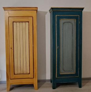 2 armarios de madera y una puerta en una habitación en I Profumi del Mare en La Spezia