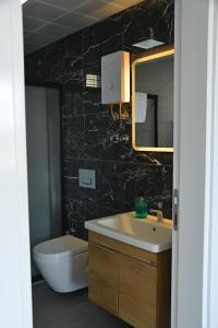 A bathroom at Side leon Még 9 kép