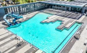 une grande piscine avec un toboggan dans l'établissement Stylish Living I Sleeps 14 WI-FI Parking Free Gym, à Houston