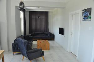 A television and/or entertainment centre at Side leon